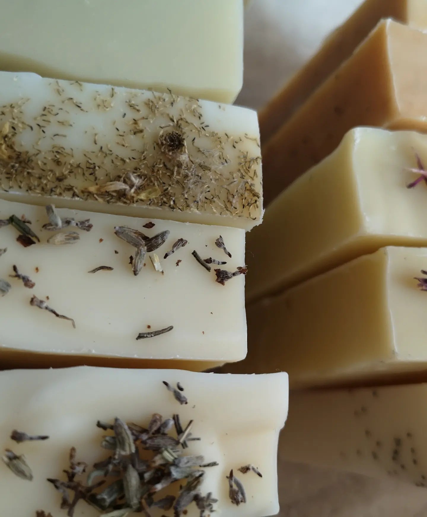 selection large soap/soap shampoo ends x5 bars. 600g+. Organic, vegan, palm oil/plastic free, cold process soap / natural shampoo. Handmade.