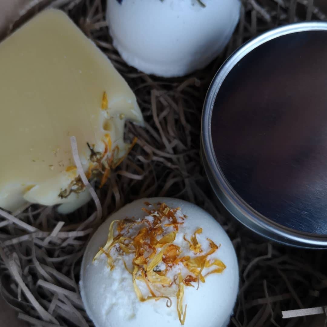 Citrus + cedarwood gift set. Soap bar, body butter & bath bomb boxed gift. Valentine's gift. Handmade and zero waste. Organic vegan
