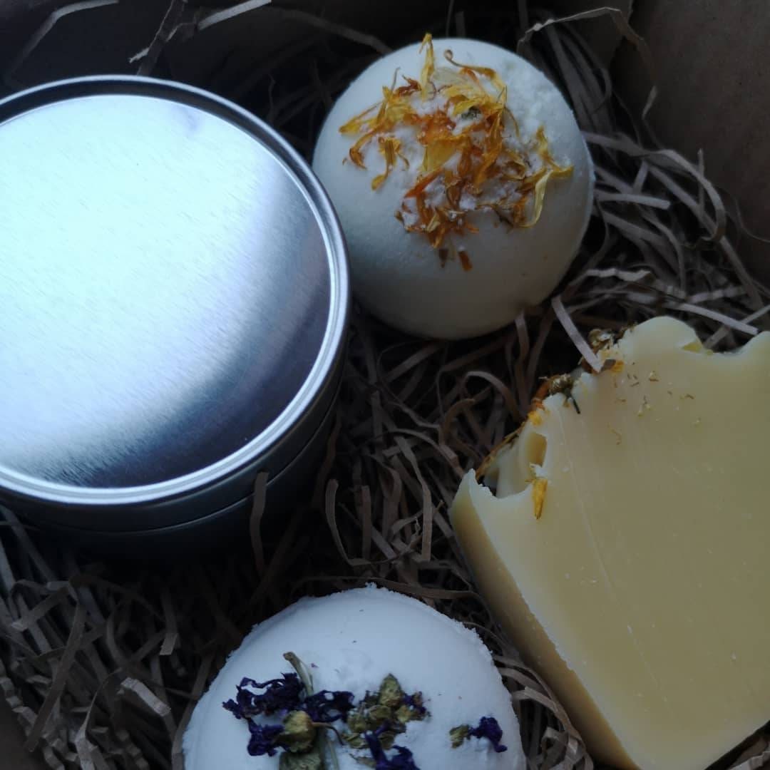 Citrus + cedarwood gift set. Soap bar, body butter & bath bomb boxed gift. Valentine's gift. Handmade and zero waste. Organic vegan