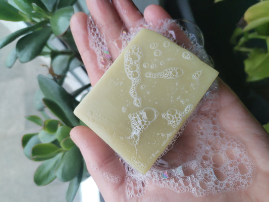 Lavender, black pepper and juniper berry, triple butter and hemp soap. With chamomile infused olive + oat. Organic handmade soap bar. 60ge.